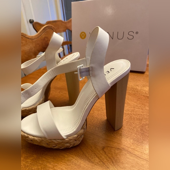 White Sandal with cork heel NWT size 9. - Picture 3 of 5